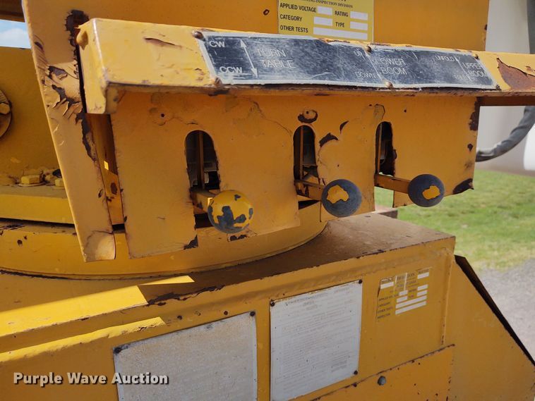 image for item DE6936 1984 International S1700  forestry bucket truck