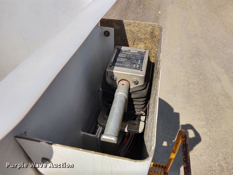 image for item DE6936 1984 International S1700  forestry bucket truck