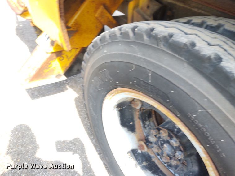 image for item DE6936 1984 International S1700  forestry bucket truck