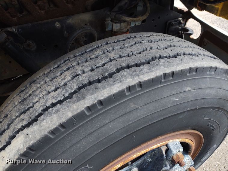 image for item DE6936 1984 International S1700  forestry bucket truck