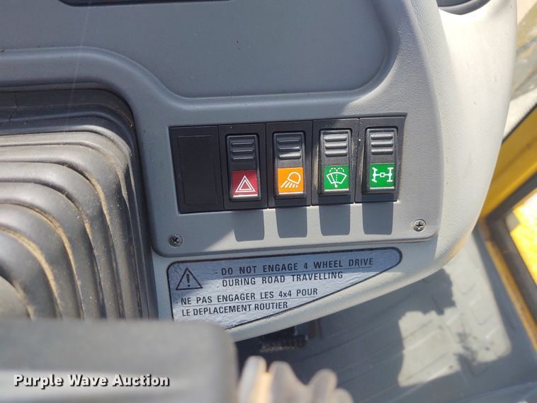 image for item DE6955 Komatsu WB140  backhoe