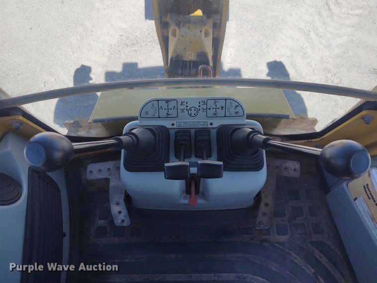 image for item DE6955 Komatsu WB140  backhoe