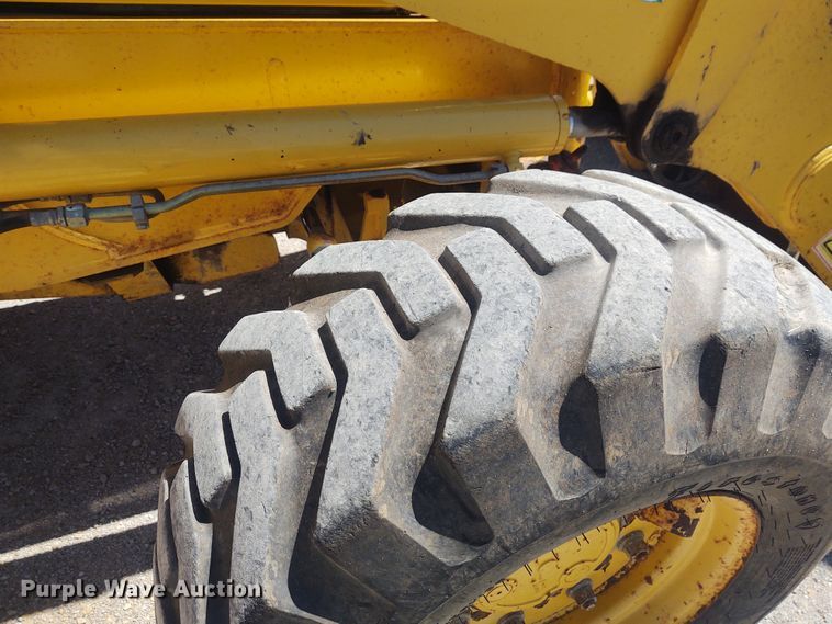 image for item DE6955 Komatsu WB140  backhoe