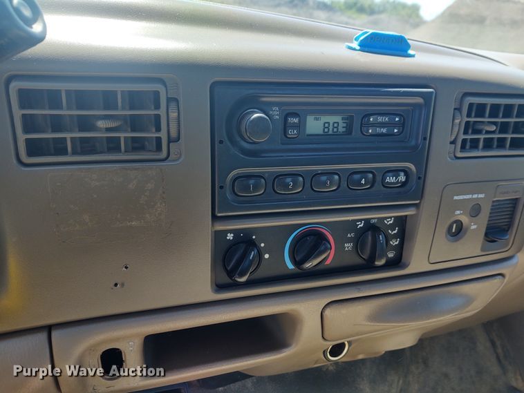 image for item DE6957 2002 Ford F450 Super Duty  flatbed truck