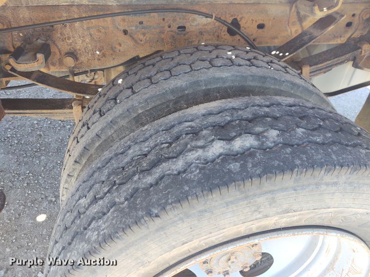 image for item DE6957 2002 Ford F450 Super Duty  flatbed truck