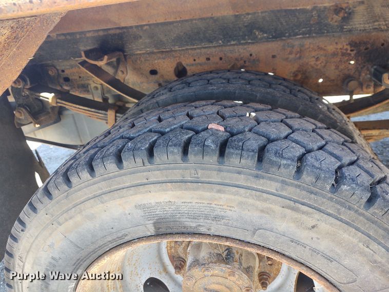 image for item DE6957 2002 Ford F450 Super Duty  flatbed truck