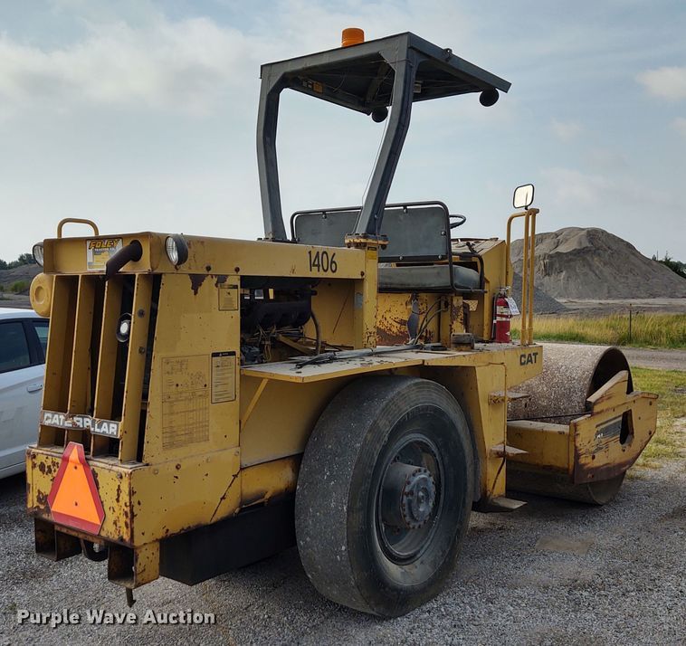 image for item DE7011 1987 Caterpillar CS-431  single drum vibratory roller