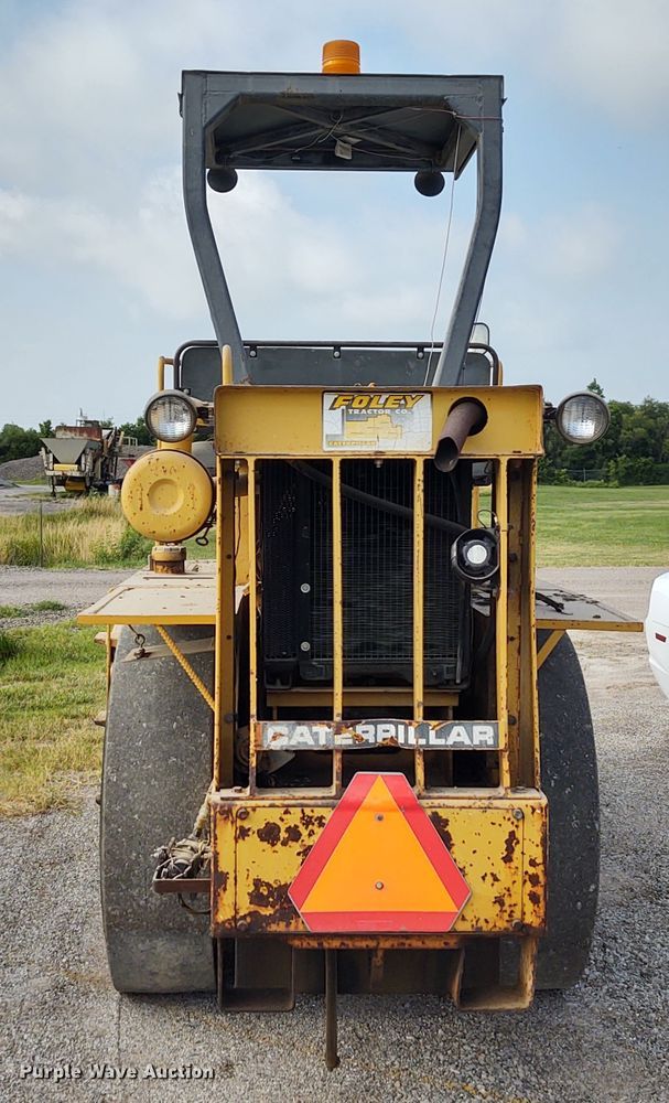 image for item DE7011 1987 Caterpillar CS-431  single drum vibratory roller