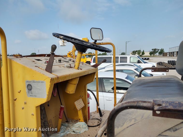 image for item DE7011 1987 Caterpillar CS-431  single drum vibratory roller