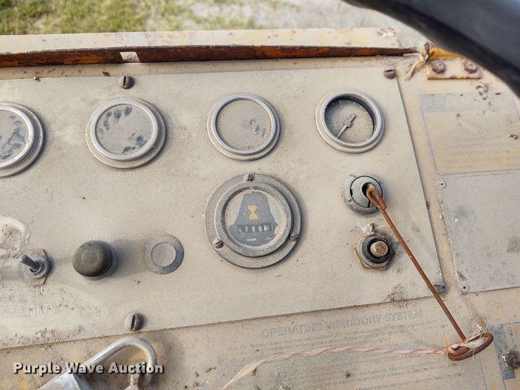 image for item DE7011 1987 Caterpillar CS-431  single drum vibratory roller