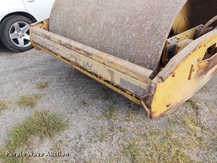 image for item DE7011 1987 Caterpillar CS-431  single drum vibratory roller