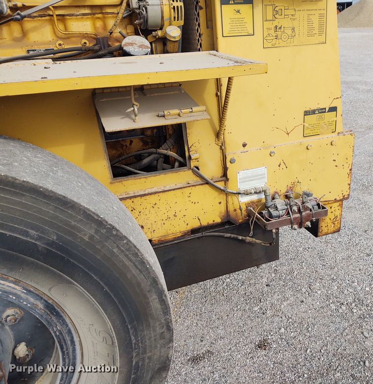 image for item DE7011 1987 Caterpillar CS-431  single drum vibratory roller