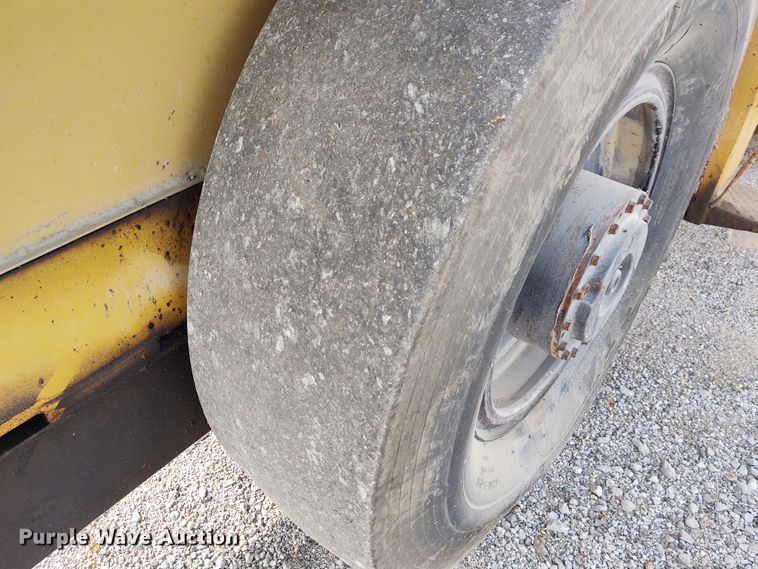 image for item DE7011 1987 Caterpillar CS-431  single drum vibratory roller