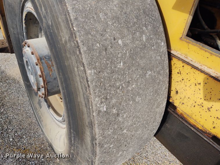 image for item DE7011 1987 Caterpillar CS-431  single drum vibratory roller