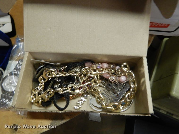 image for item DG7927 Household items