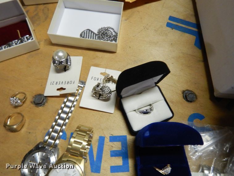 image for item DG7927 Household items