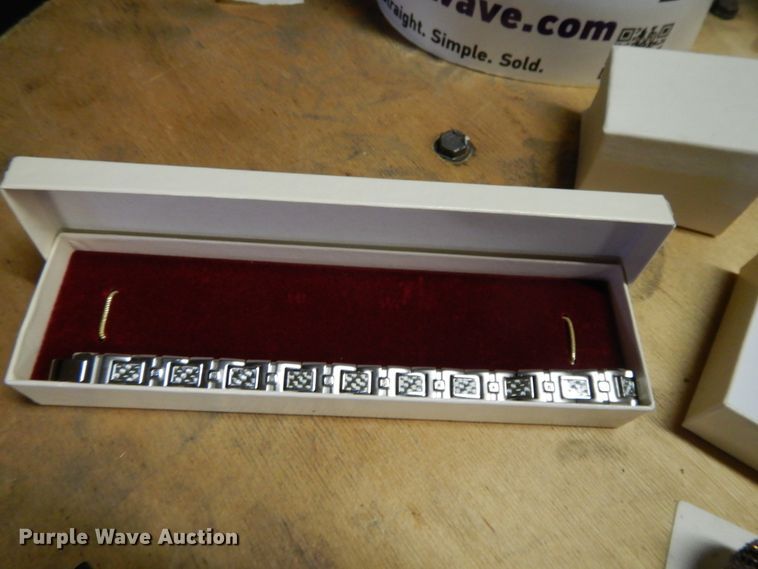 image for item DG7927 Household items