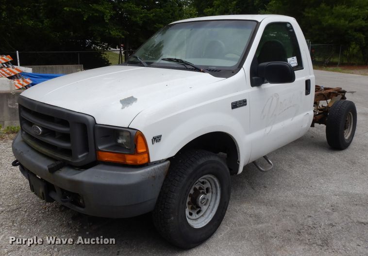 image for item DG8052 2001 Ford F250 Super Duty  pickup truck cab and chassis