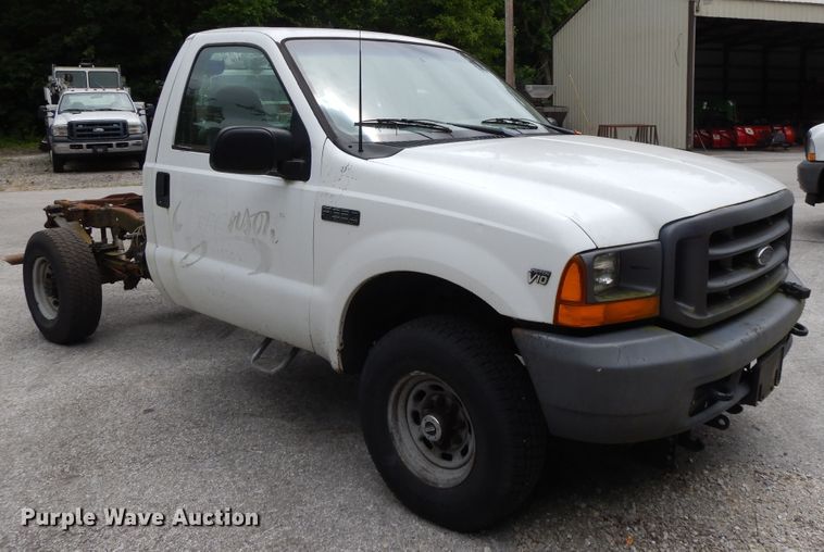 image for item DG8052 2001 Ford F250 Super Duty  pickup truck cab and chassis