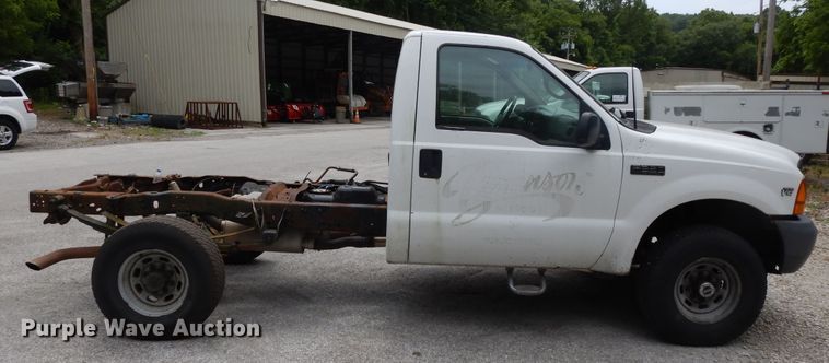 image for item DG8052 2001 Ford F250 Super Duty  pickup truck cab and chassis