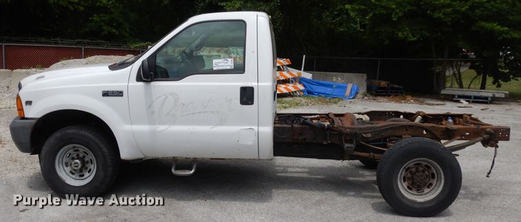 image for item DG8052 2001 Ford F250 Super Duty  pickup truck cab and chassis