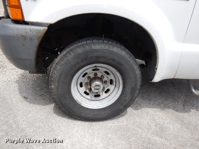 image for item DG8052 2001 Ford F250 Super Duty  pickup truck cab and chassis