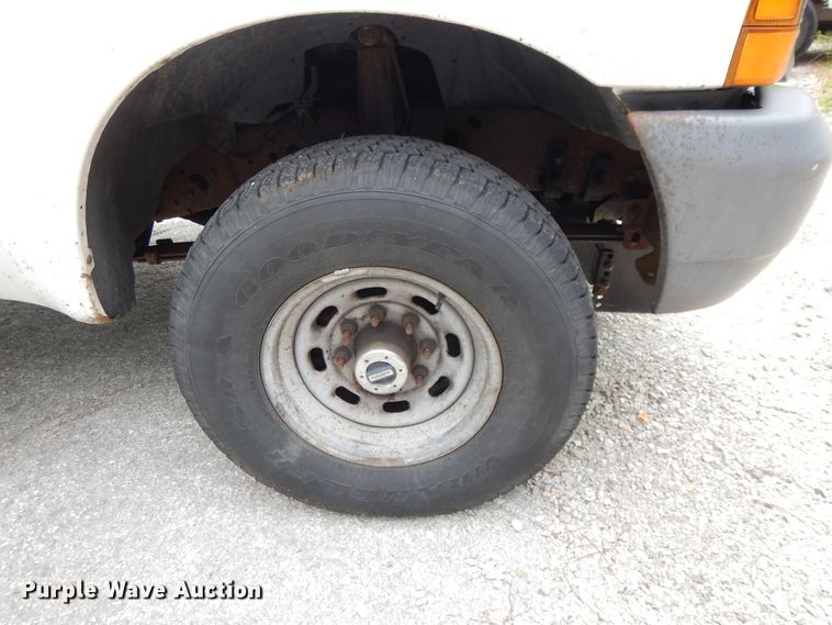 image for item DG8052 2001 Ford F250 Super Duty  pickup truck cab and chassis