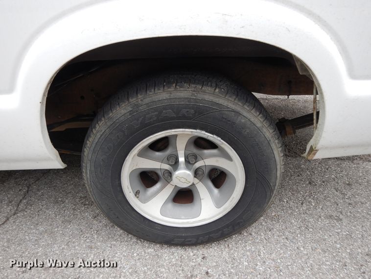 image for item DG8056 1999 Chevrolet S10  Ext. Cab pickup truck