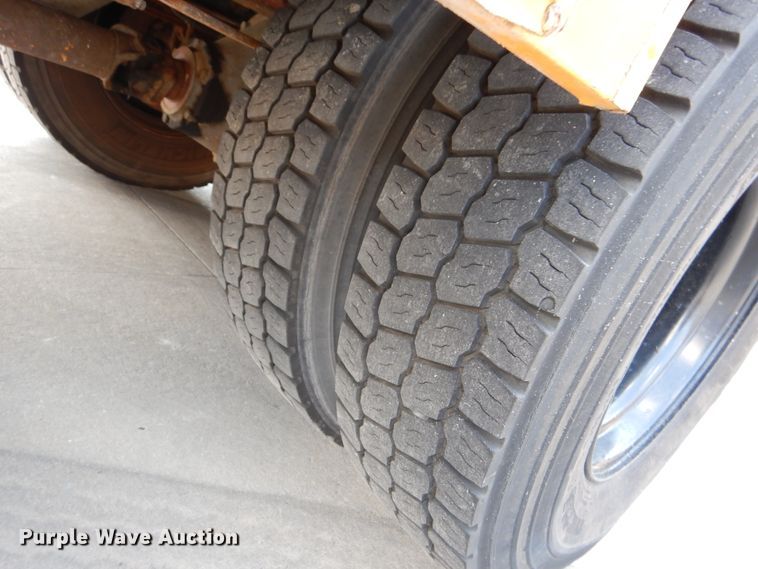 image for item DH7003 2001 International 3800  school bus