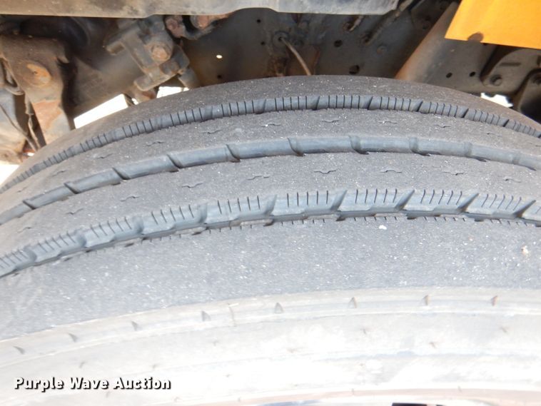 image for item DH7003 2001 International 3800  school bus