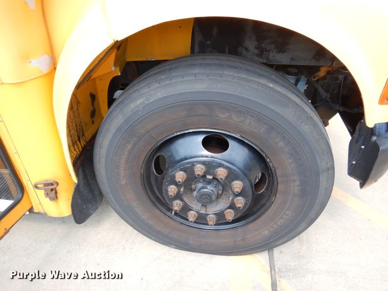 image for item DH7003 2001 International 3800  school bus