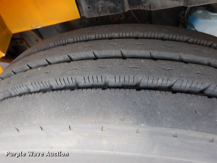 image for item DH7003 2001 International 3800  school bus