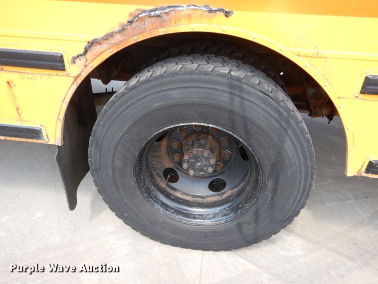 image for item DH7003 2001 International 3800  school bus