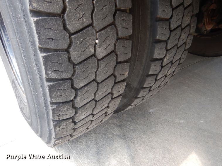 image for item DH7003 2001 International 3800  school bus