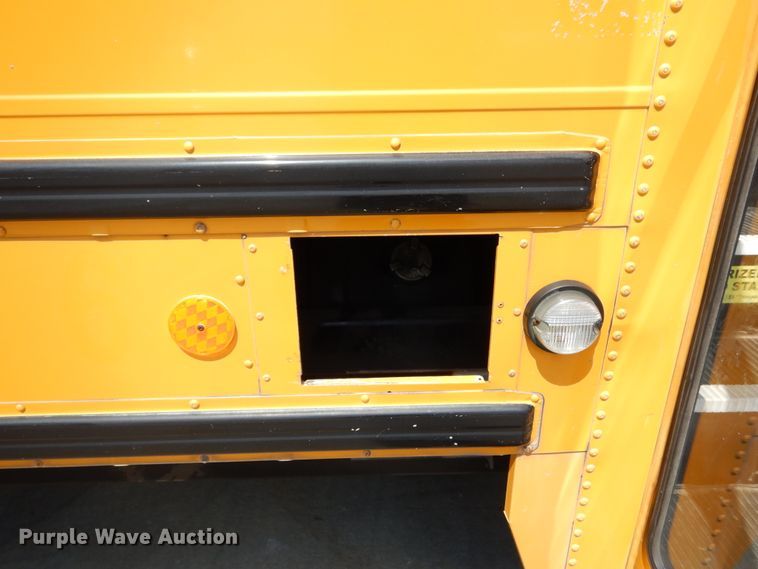 image for item DH7003 2001 International 3800  school bus