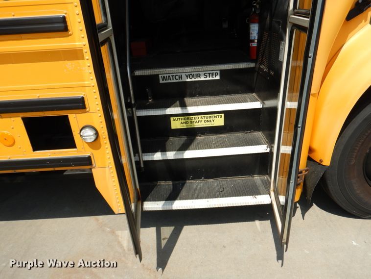 image for item DH7003 2001 International 3800  school bus