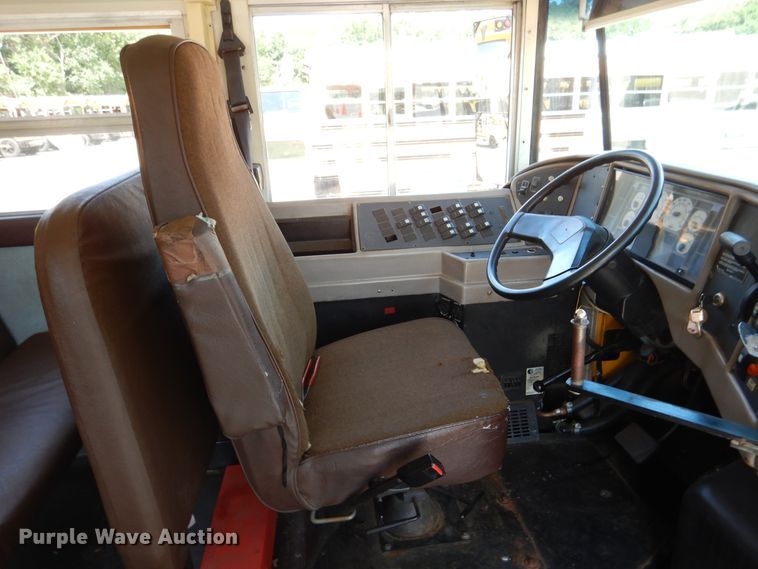 image for item DH7003 2001 International 3800  school bus