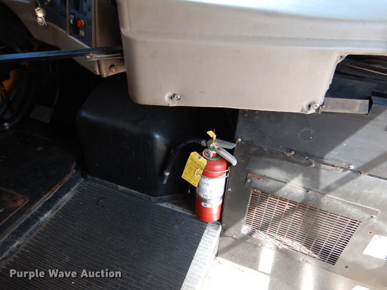 image for item DH7003 2001 International 3800  school bus