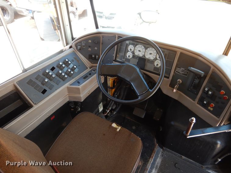 image for item DH7003 2001 International 3800  school bus