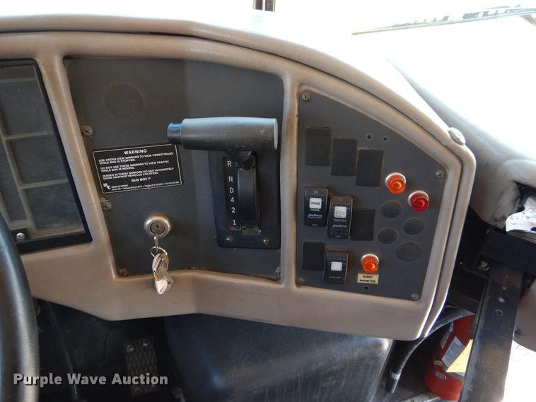 image for item DH7003 2001 International 3800  school bus