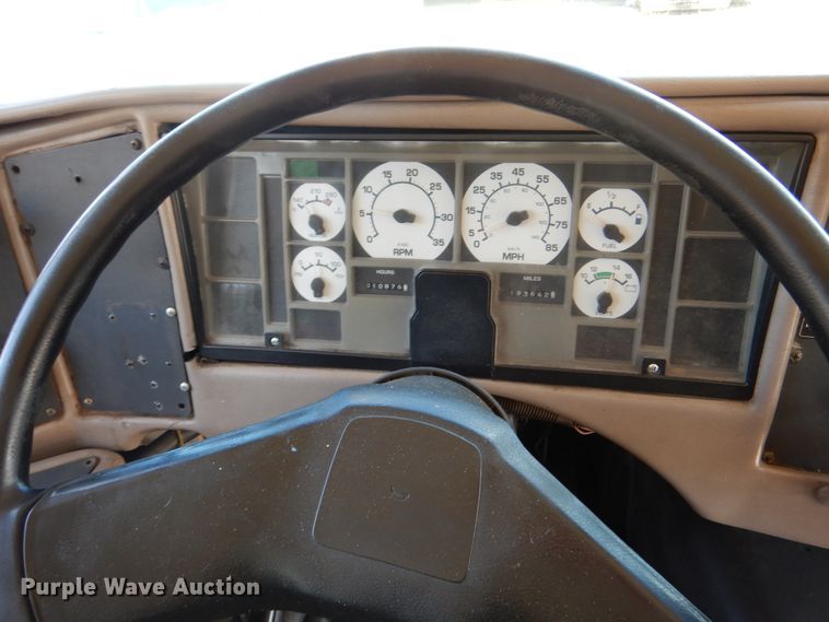 image for item DH7003 2001 International 3800  school bus