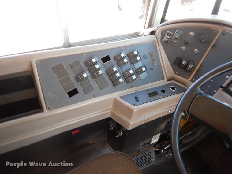 image for item DH7003 2001 International 3800  school bus