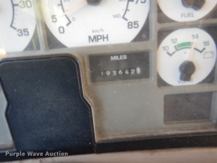 image for item DH7003 2001 International 3800  school bus