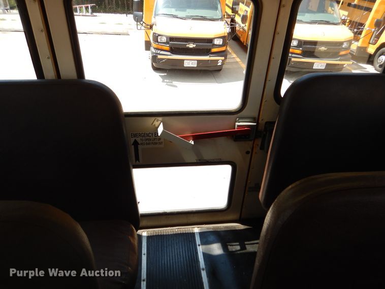 image for item DH7003 2001 International 3800  school bus