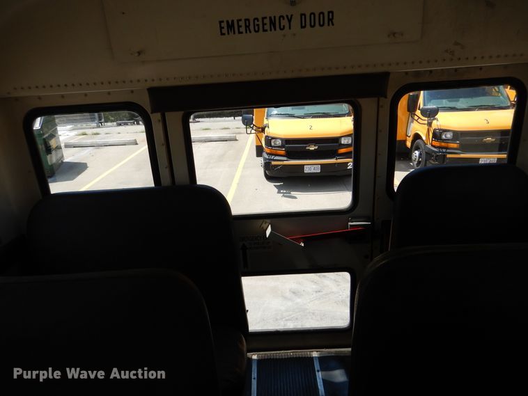image for item DH7003 2001 International 3800  school bus