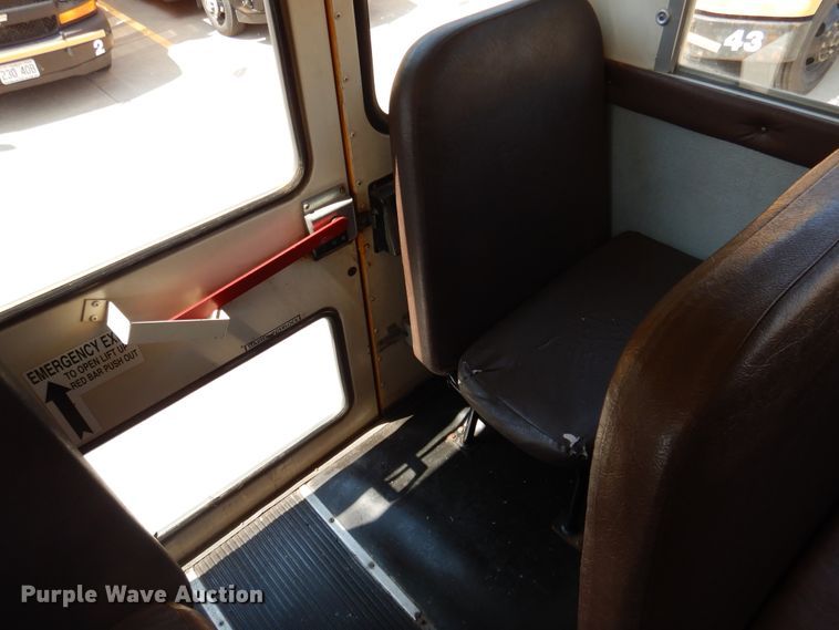 image for item DH7003 2001 International 3800  school bus