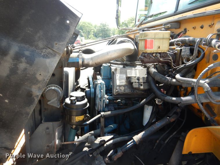 image for item DH7003 2001 International 3800  school bus