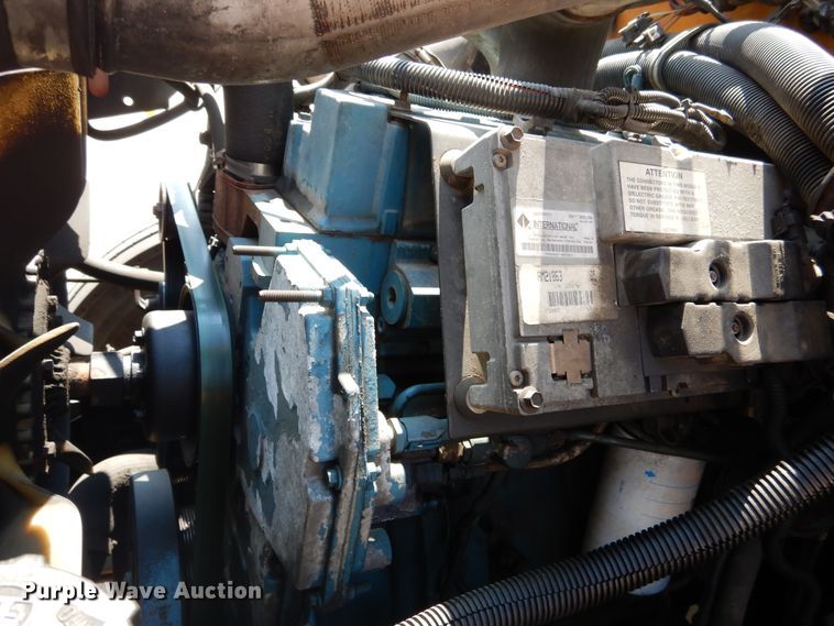 image for item DH7003 2001 International 3800  school bus