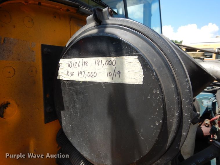 image for item DH7003 2001 International 3800  school bus