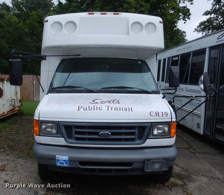 image for item DI0249 2007 Ford E450  shuttle bus